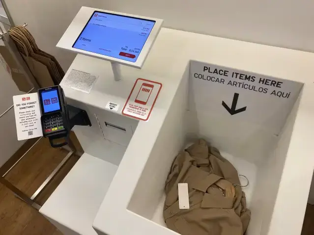 UNIQLO self-checkout machine in action