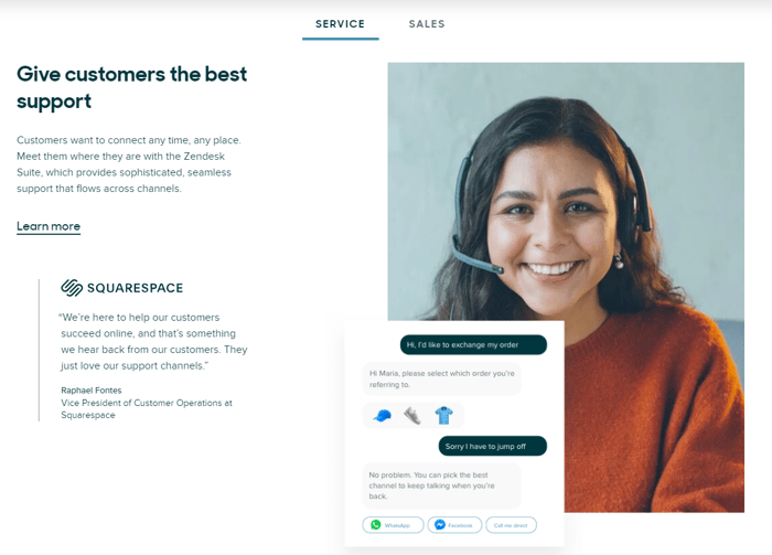 Zendesk Website Screenshot - Frau trägt Headset und lächelt